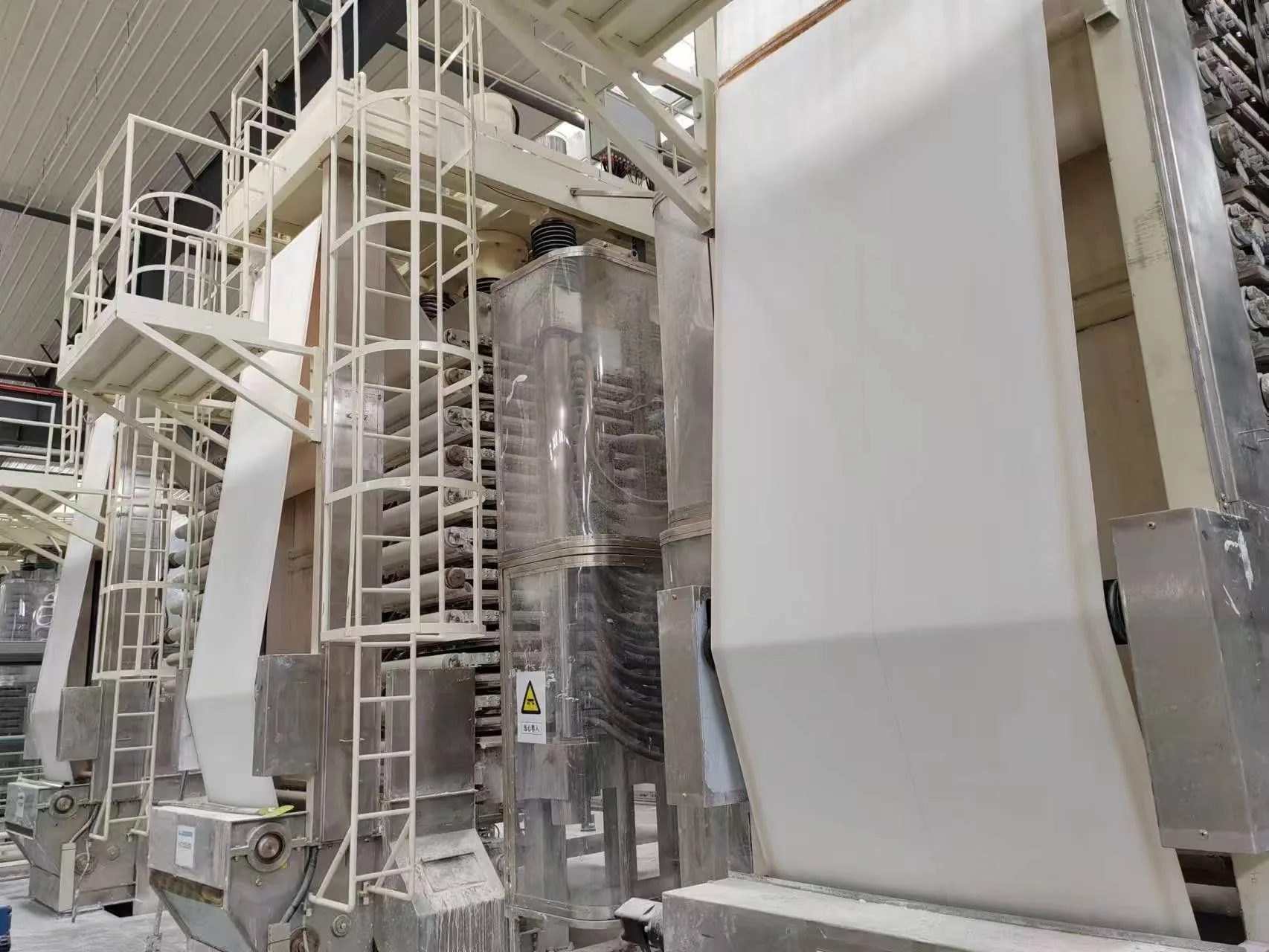Vertical filter cloth running through an industrial tower filtration system