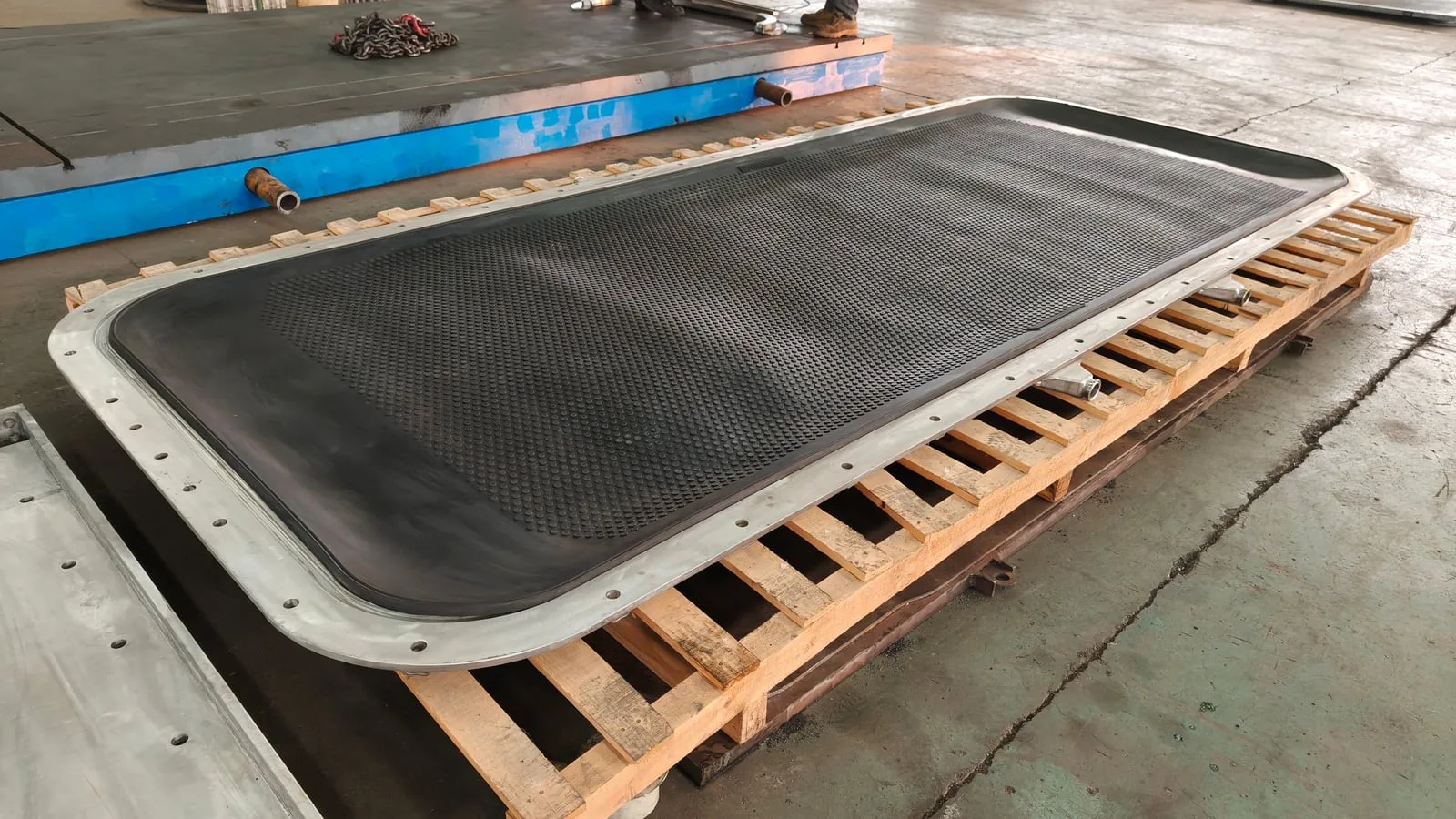 Large filter plate prepared on pallet
