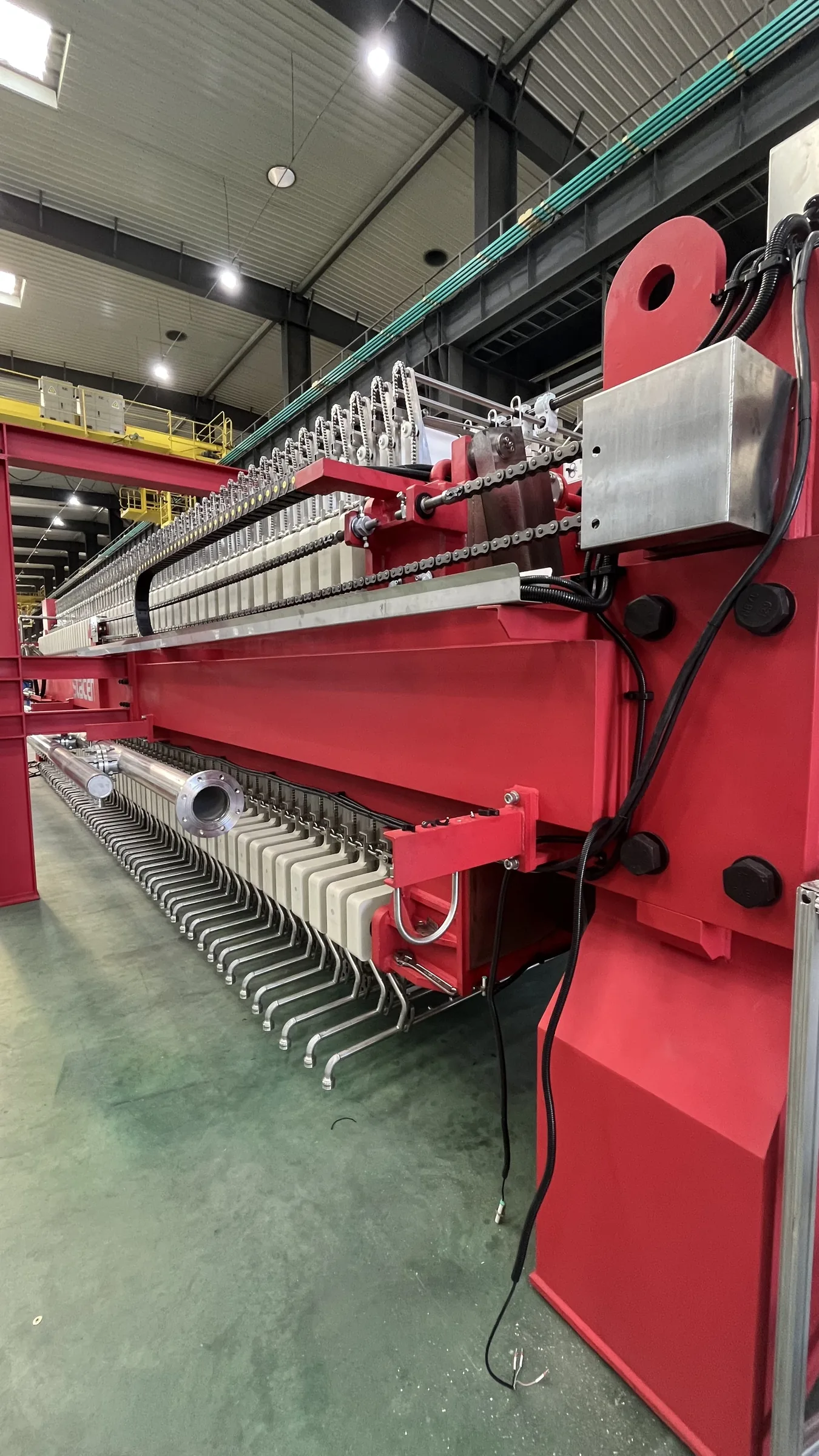 Hydraulic end of filter cloth walking filter press