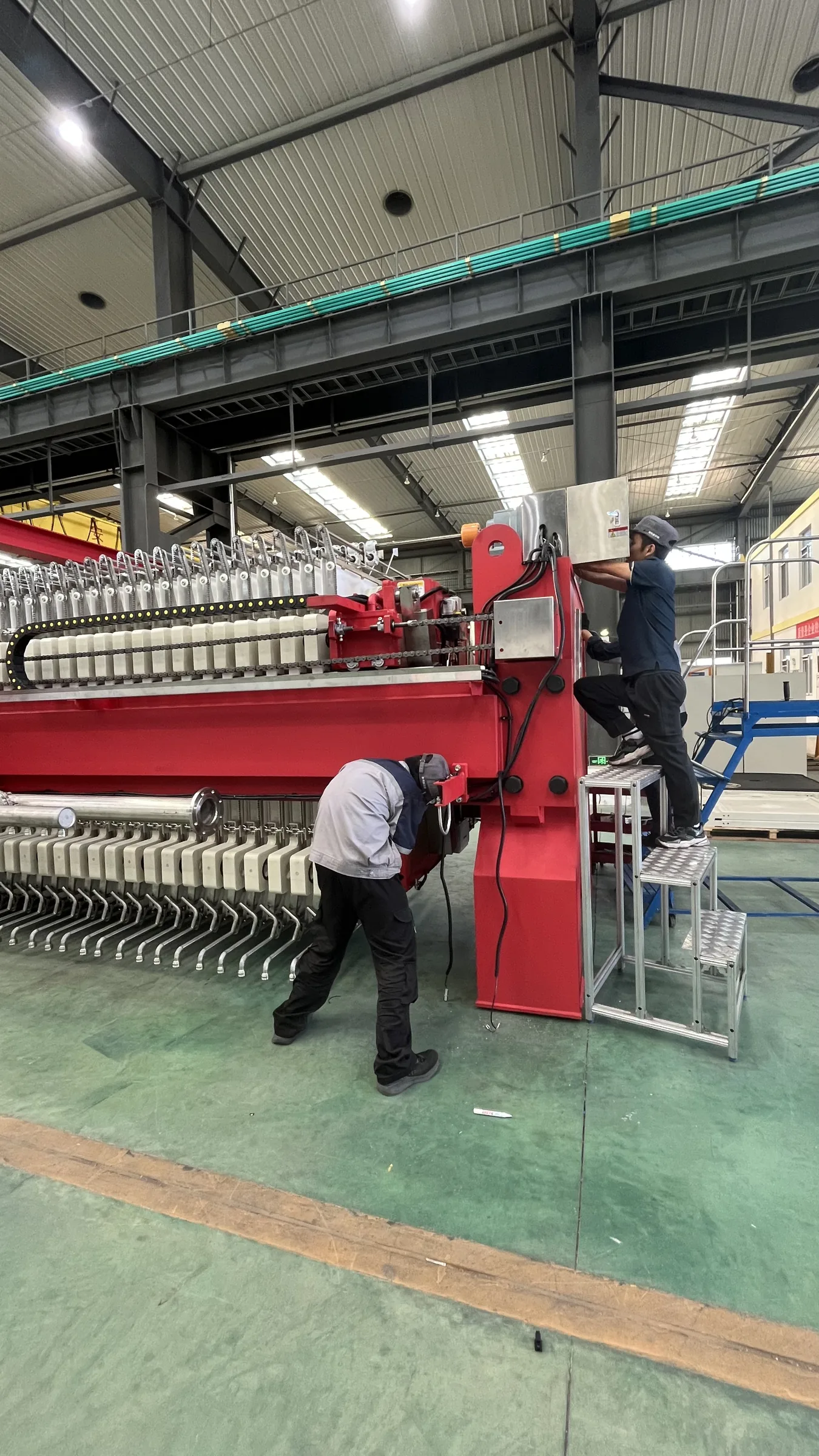 Filter cloth walking press maintenance side view