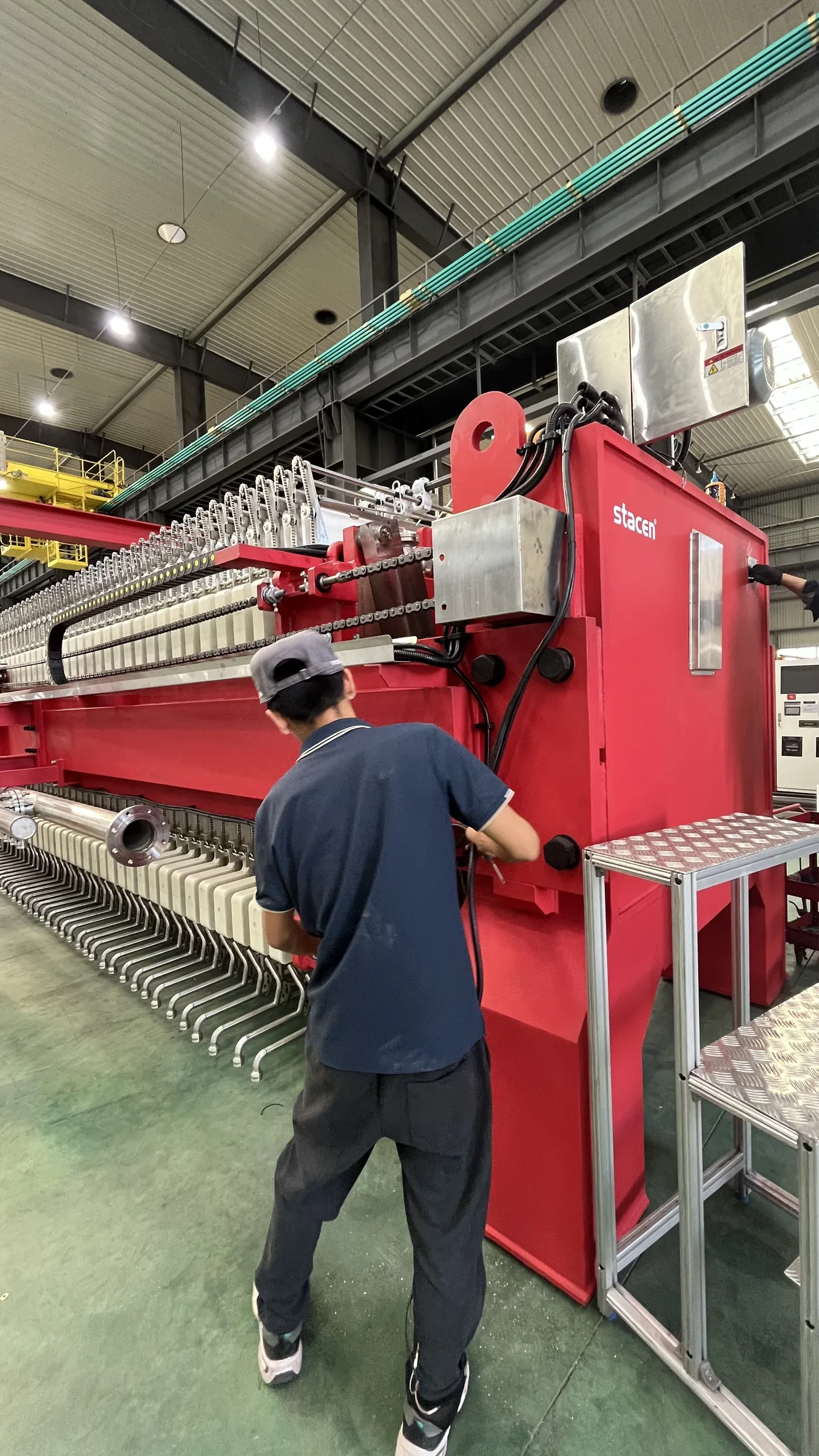 Top rail and walking cloth mechanism on filter press